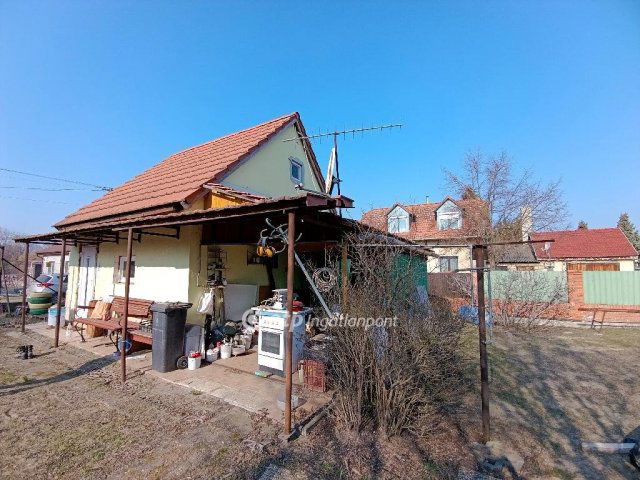 Eladó családi ház, Zsombón 29.995 M Ft, 2 szobás