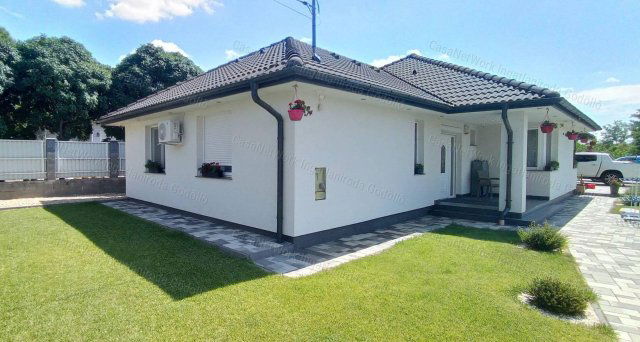 Eladó családi ház, Szadán 194.99 M Ft, 4 szobás