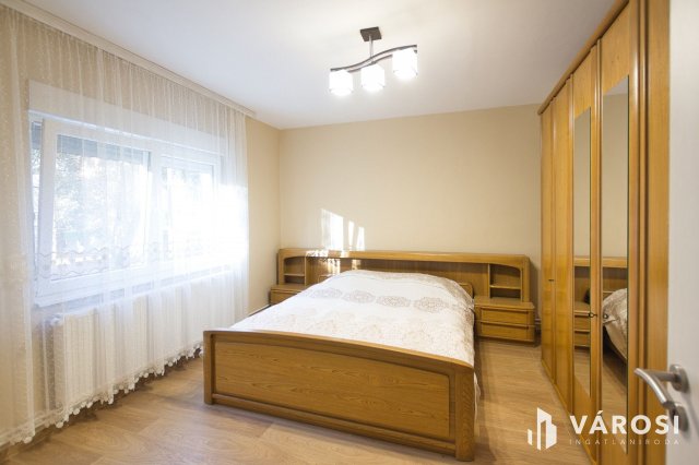 Eladó panellakás, Békéscsabán 42.8 M Ft, 3 szobás