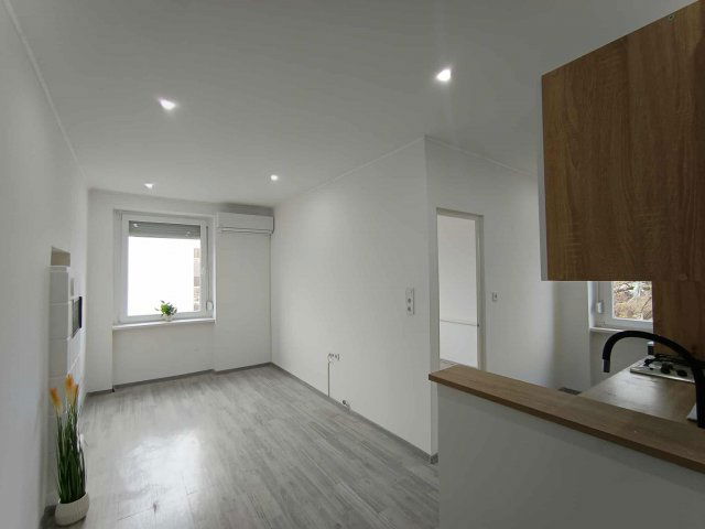 Kiadó téglalakás, albérlet, Komlón, Petőfi téren, 2 szobás