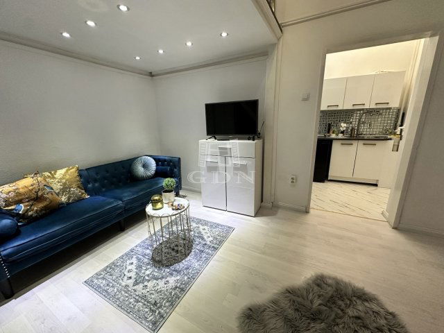 Eladó téglalakás, Budapesten, VI. kerületben 48.9 M Ft, 1 szobás