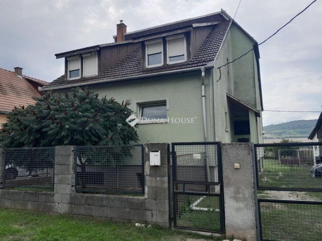 Eladó családi ház, Sárisápon 69.9 M Ft, 5 szobás