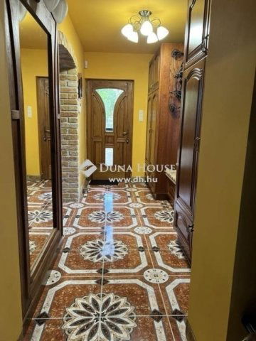 Eladó családi ház, Majosházán 265 M Ft, 4 szobás