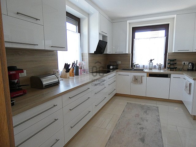 Eladó családi ház, Debrecenben 250 M Ft, 6 szobás