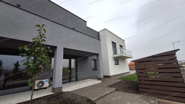 Eladó téglalakás, Jászberényben 77.4 M Ft, 3 szobás