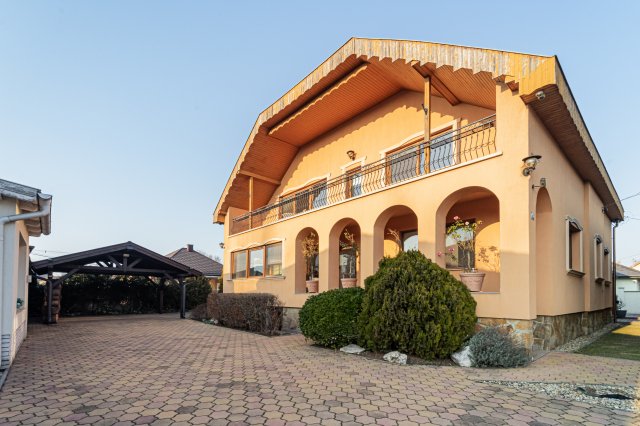 Eladó családi ház, Vecsésen 348 M Ft, 5 szobás