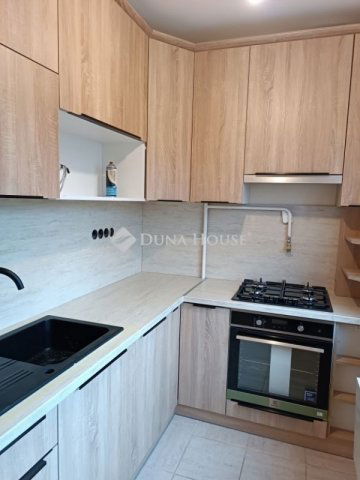 Eladó panellakás, Százhalombattán 68.4 M Ft, 3 szobás