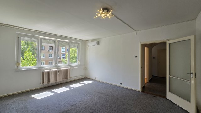 Eladó panellakás, Dunaújvárosban 30 M Ft, 1+1 szobás