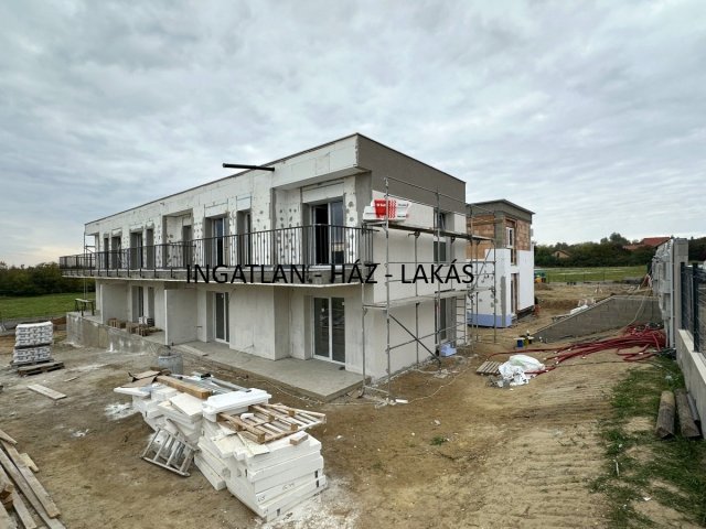 Eladó téglalakás, Mogyoródon 64.9 M Ft, 3 szobás