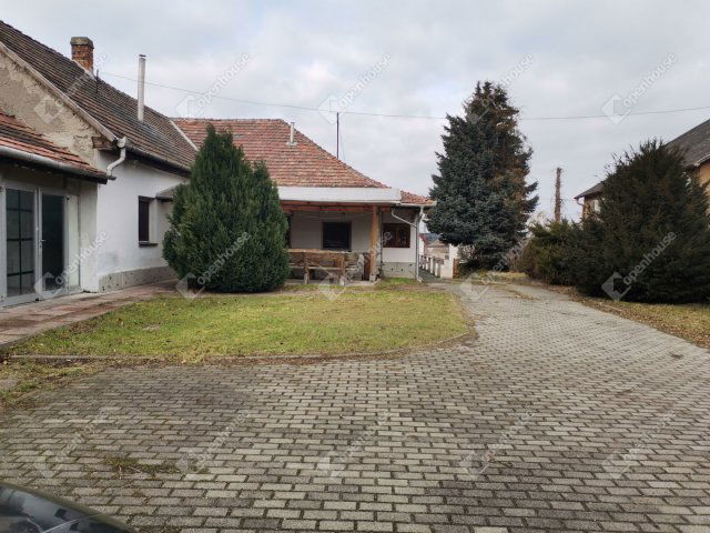 Eladó családi ház, Ácson 50 M Ft, 7 szobás