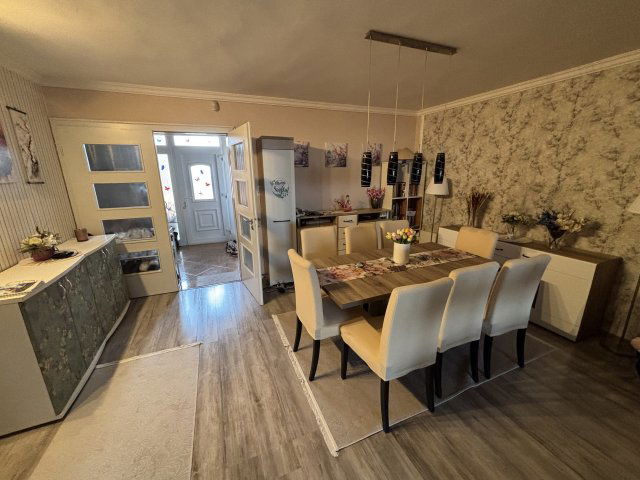 Eladó családi ház, Taksonyon 349.9 M Ft, 8 szobás