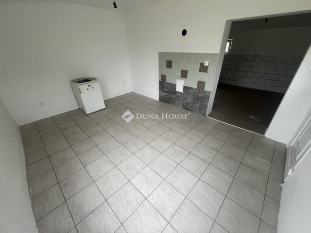 Eladó családi ház, Pilisen 19.5 M Ft, 2 szobás