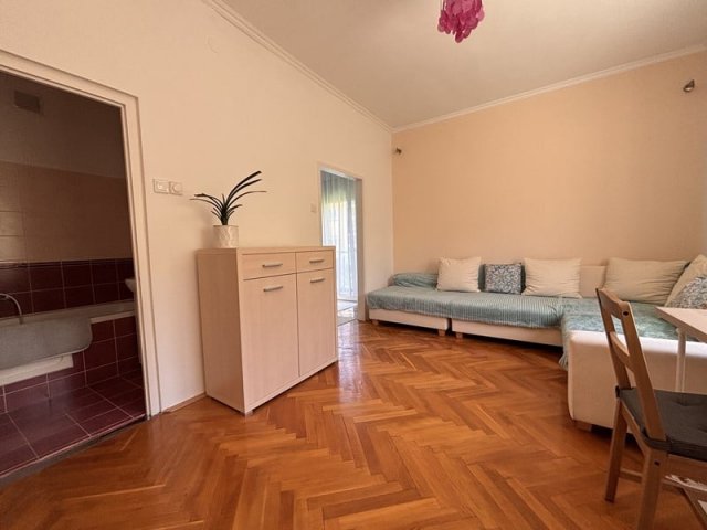 Kiadó téglalakás, albérlet, Pécsett, Kőrösi Csoma Sándor utcában