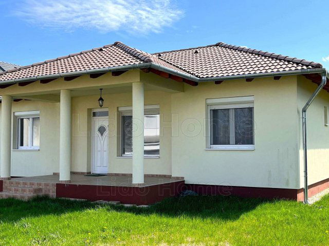 Eladó nyaraló, Balatonkeresztúron 90 M Ft, 10 szobás