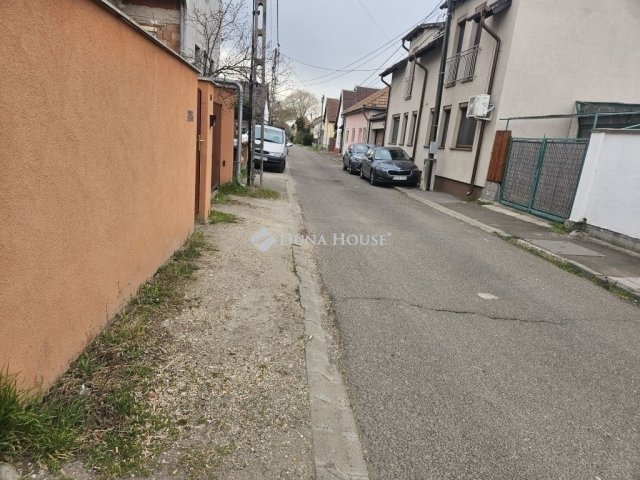 Eladó családi ház, Budapesten, XV. kerületben 34.9 M Ft