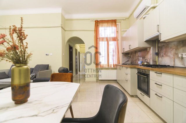 Eladó téglalakás, Budapesten, V. kerületben, Haris közben