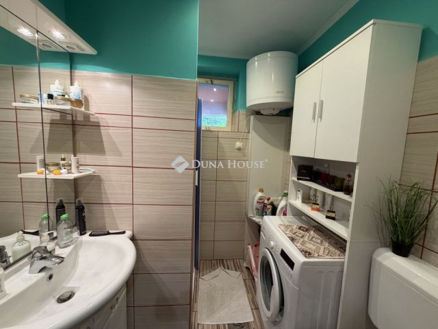 Eladó téglalakás, Pécsett, Megyeri úton 67.99 M Ft, 2 szobás