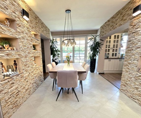 Eladó családi ház, Dunakeszin 359.9 M Ft, 7 szobás