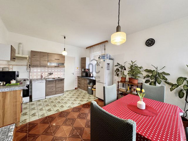 Eladó családi ház, Győrzámolyon 69.9 M Ft, 6 szobás