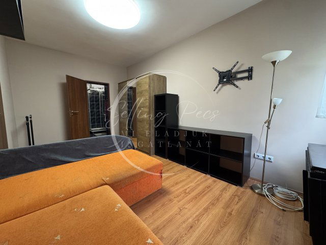 Kiadó téglalakás, albérlet, Pécsett, Rákóczi úton, 2 szobás