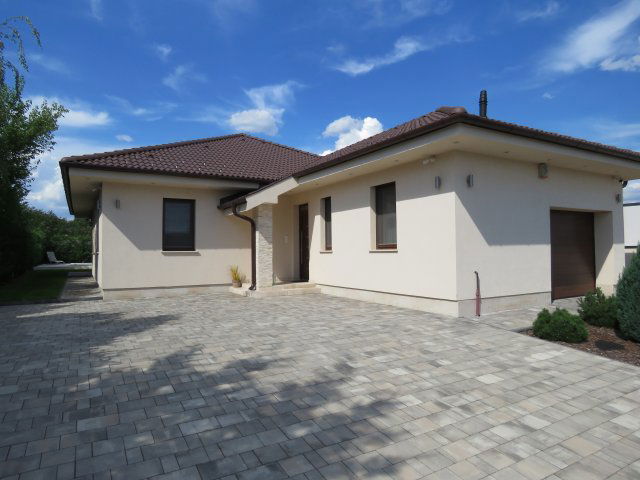 Eladó családi ház, Nagytarcsán 169 M Ft, 4 szobás