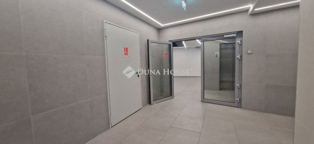 Eladó téglalakás, Balatonföldváron 169 M Ft, 4 szobás