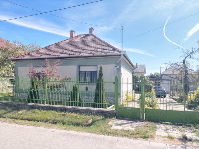 Eladó családi ház, Esztergomban 42.5 M Ft, 2 szobás