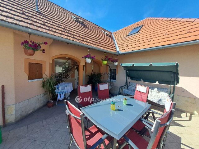 Eladó családi ház, Bakonyszentkirályon 97.5 M Ft, 2+6 szobás
