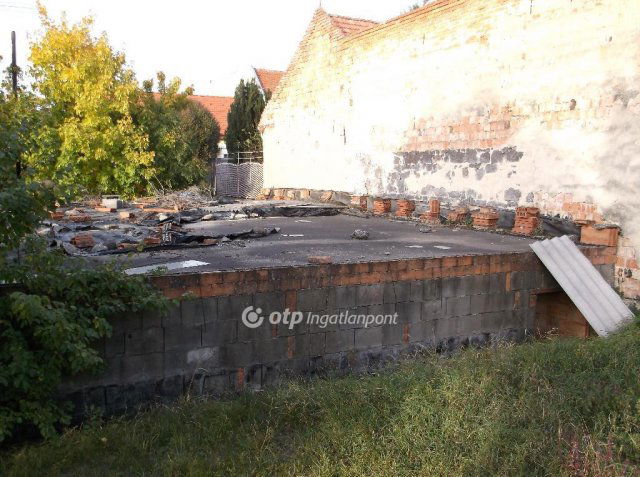 Eladó családi ház, Gyöngyösön 14 M Ft, 1 szobás