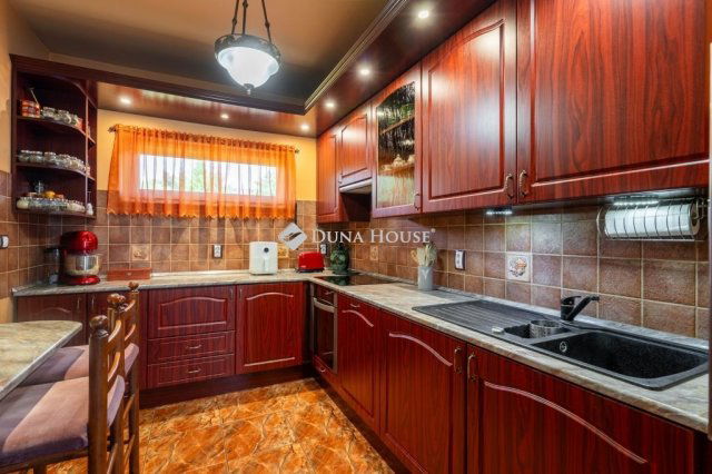 Eladó családi ház, Székesfehérvárott 320 M Ft, 6 szobás