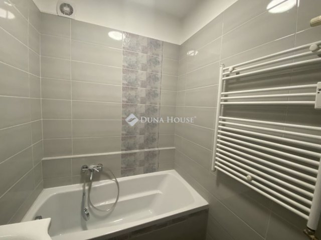 Eladó panellakás, Pécsett 49.9 M Ft, 3 szobás