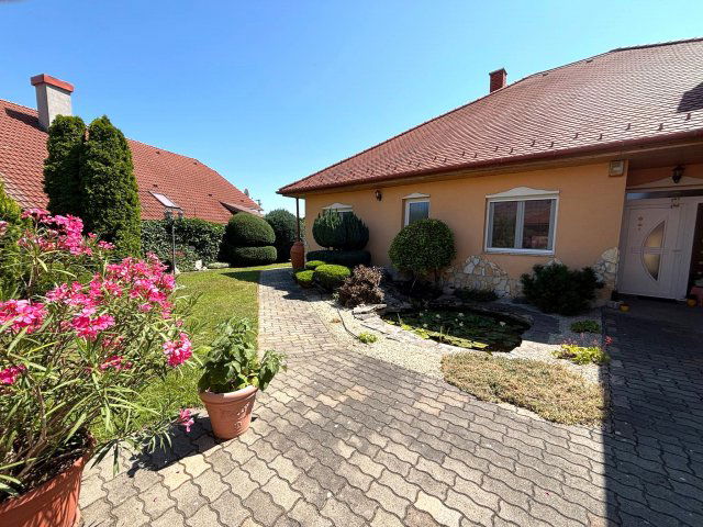 Eladó családi ház, Tatán 144.9 M Ft, 4+1 szobás