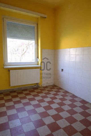 Eladó téglalakás, Oroszlányban 26 M Ft, 2 szobás