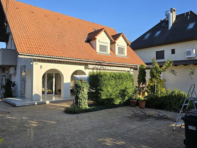Eladó családi ház, Siófokon 319 M Ft, 9 szobás