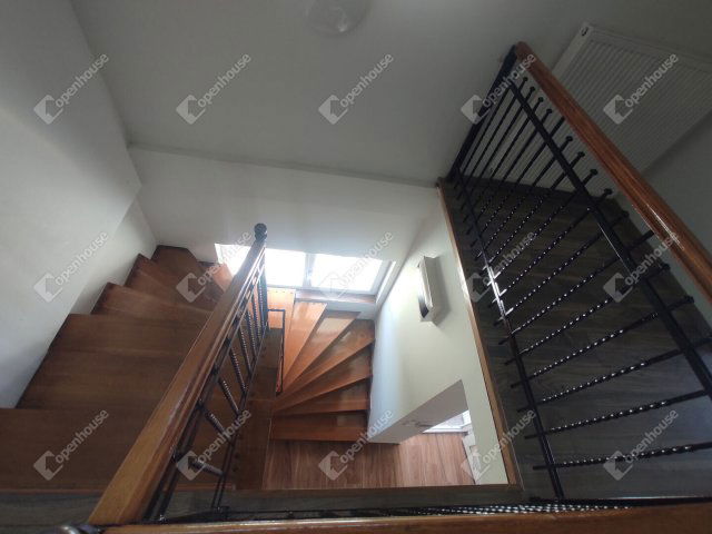 Eladó családi ház, Komáromban 95 M Ft, 5 szobás