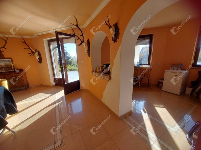 Eladó családi ház, Révfülöpön 160 M Ft, 8 szobás