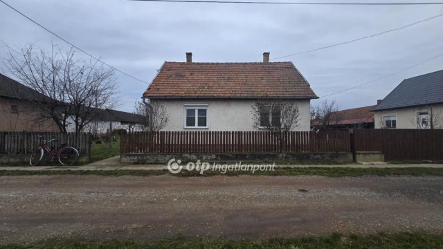 Eladó családi ház, Földesen 24 M Ft, 2 szobás