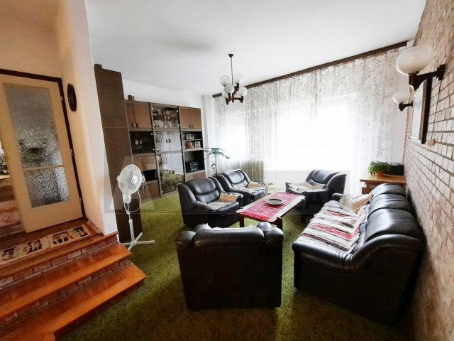 Eladó családi ház, Mindszenten 49.9 M Ft, 8 szobás
