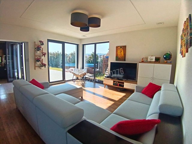 Eladó családi ház, Győrújbaráton 190 M Ft, 6 szobás