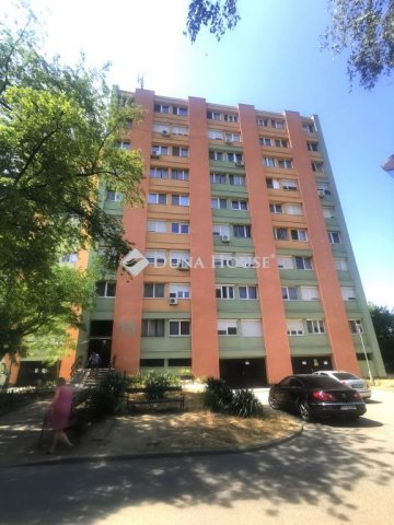 Eladó panellakás, Tatabányán, Esztergomi utcában 30.8 M Ft