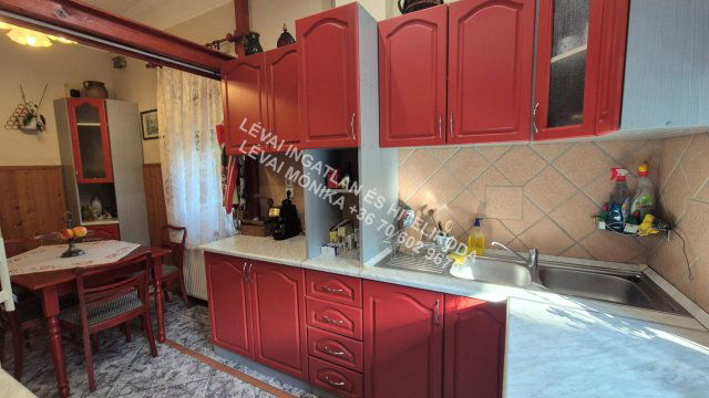 Eladó családi ház, Békéscsabán 59.5 M Ft, 6 szobás