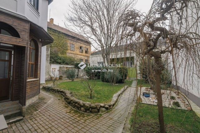 Eladó téglalakás, Pécsett 120 M Ft, 4 szobás