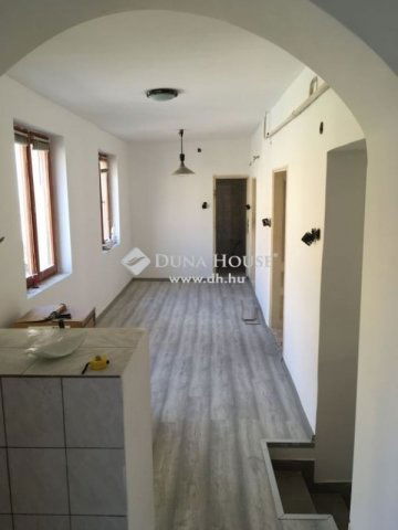 Eladó családi ház, Pécsett 48.5 M Ft, 4 szobás