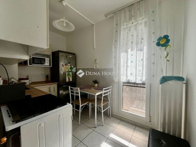 Eladó panellakás, Pécsett 49.9 M Ft, 3 szobás