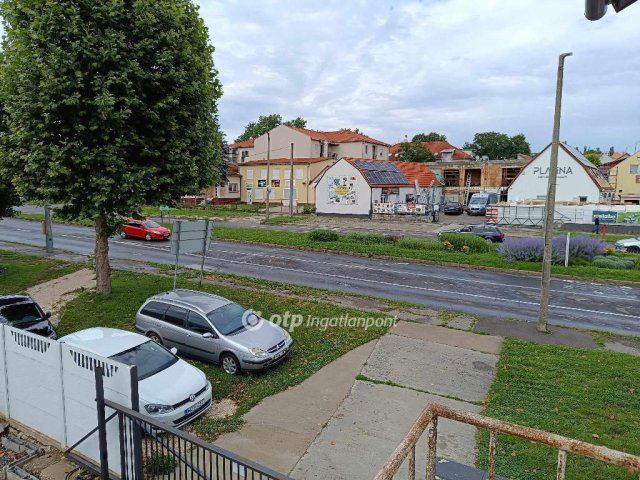 Eladó családi ház, Pécsett 105 M Ft, 9+1 szobás
