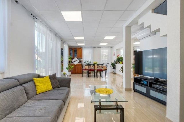 Eladó családi ház, Velencén 144 M Ft, 6 szobás