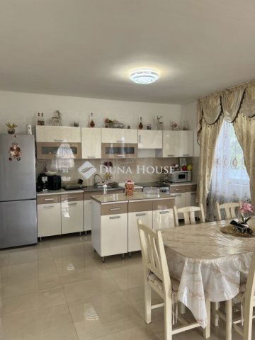 Eladó családi ház, Ercsiben 49 M Ft, 6+1 szobás