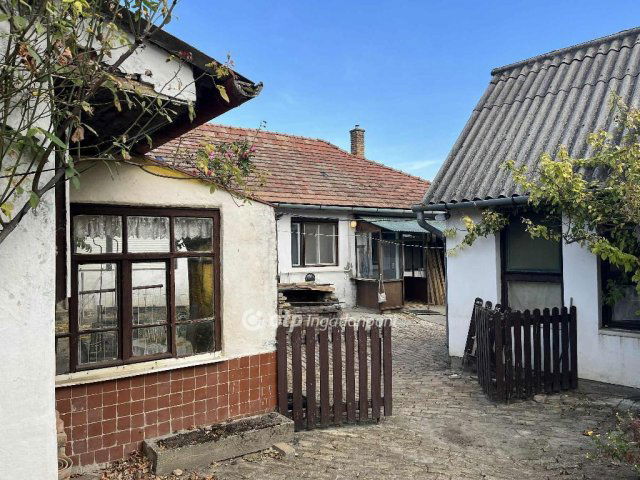 Eladó családi ház, Szekszárdon 16 M Ft, 3 szobás