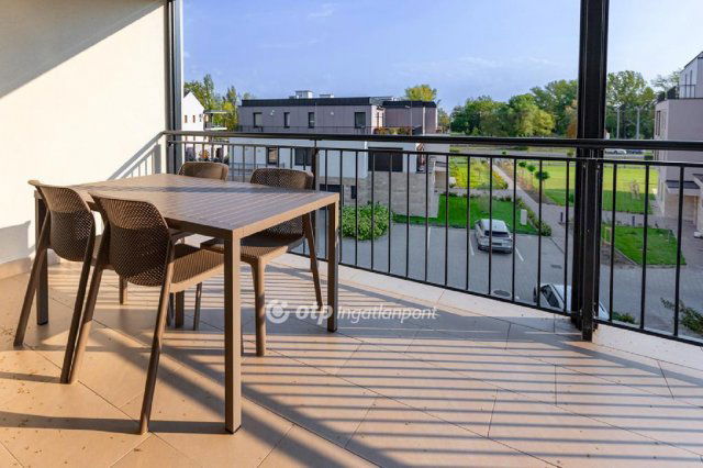 Eladó téglalakás, Balatonkenesén 135 M Ft, 3 szobás