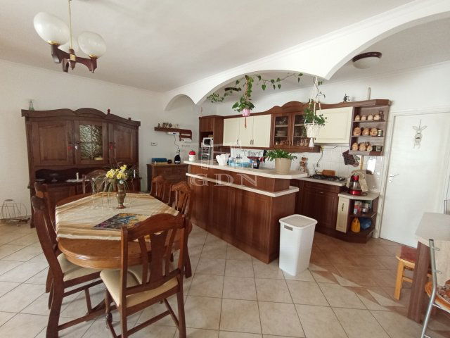 Eladó családi ház, Veszprémben 149 M Ft, 6 szobás